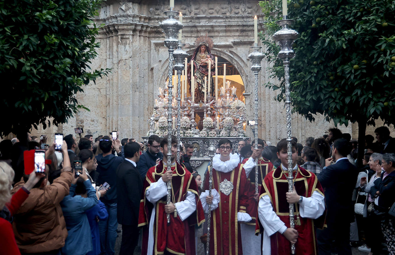 Fotos: Sobriedad y recogimiento en la procesión de la Virgen del Amparo en Córdoba