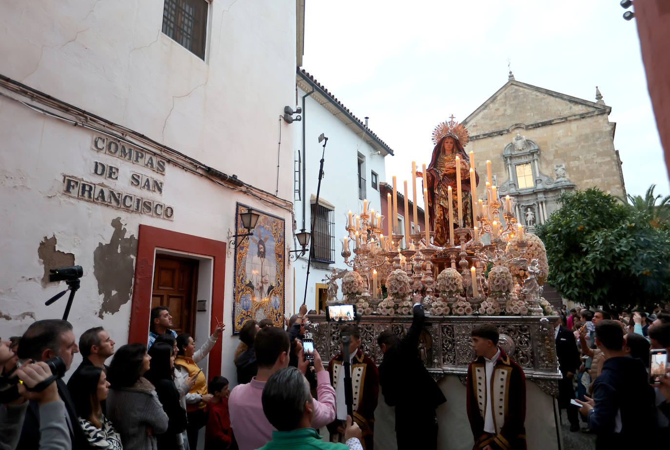Fotos: Sobriedad y recogimiento en la procesión de la Virgen del Amparo en Córdoba