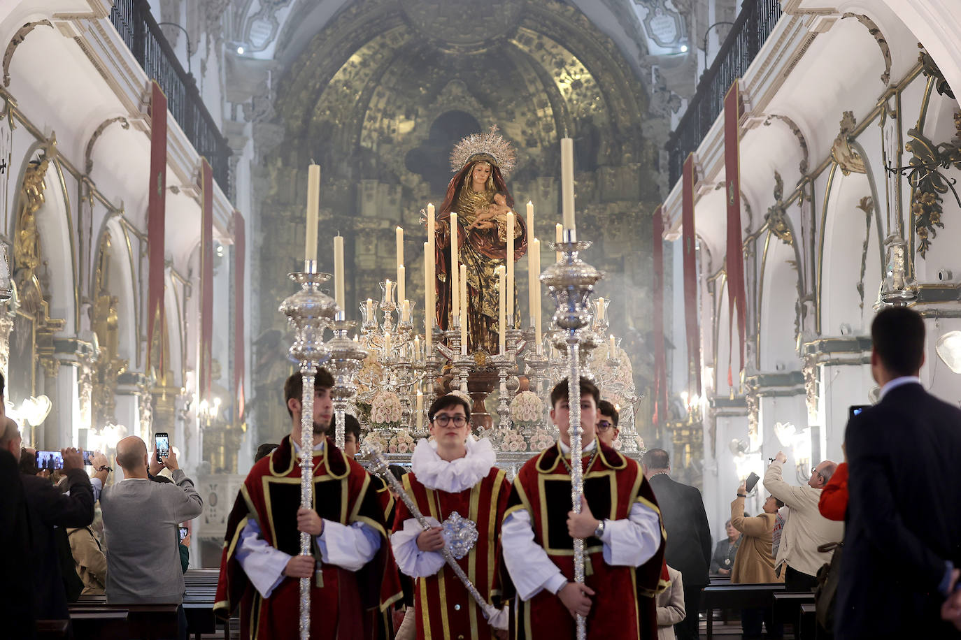 Fotos: Sobriedad y recogimiento en la procesión de la Virgen del Amparo en Córdoba