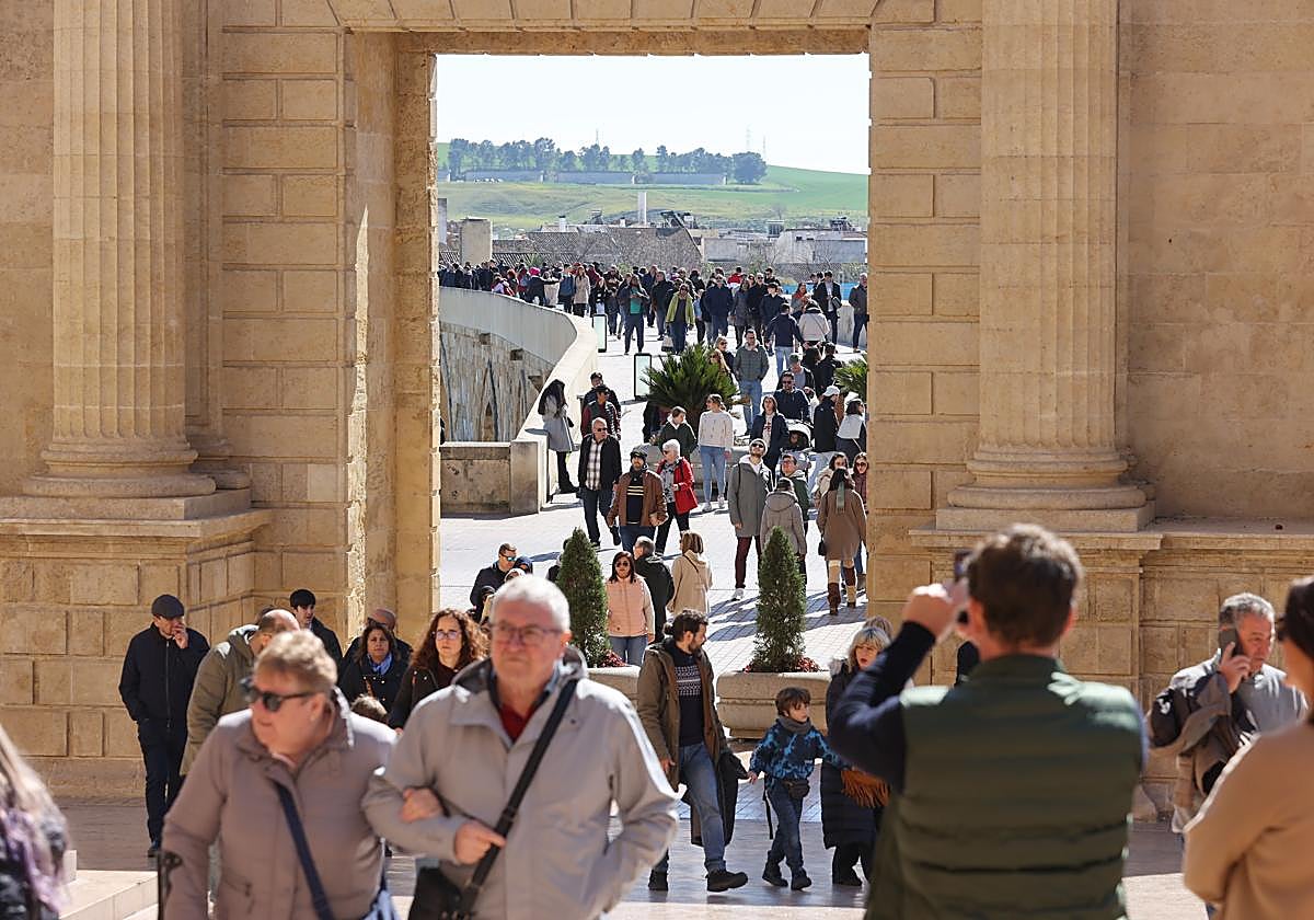 Ambiente turístico en la Puerta del Puente