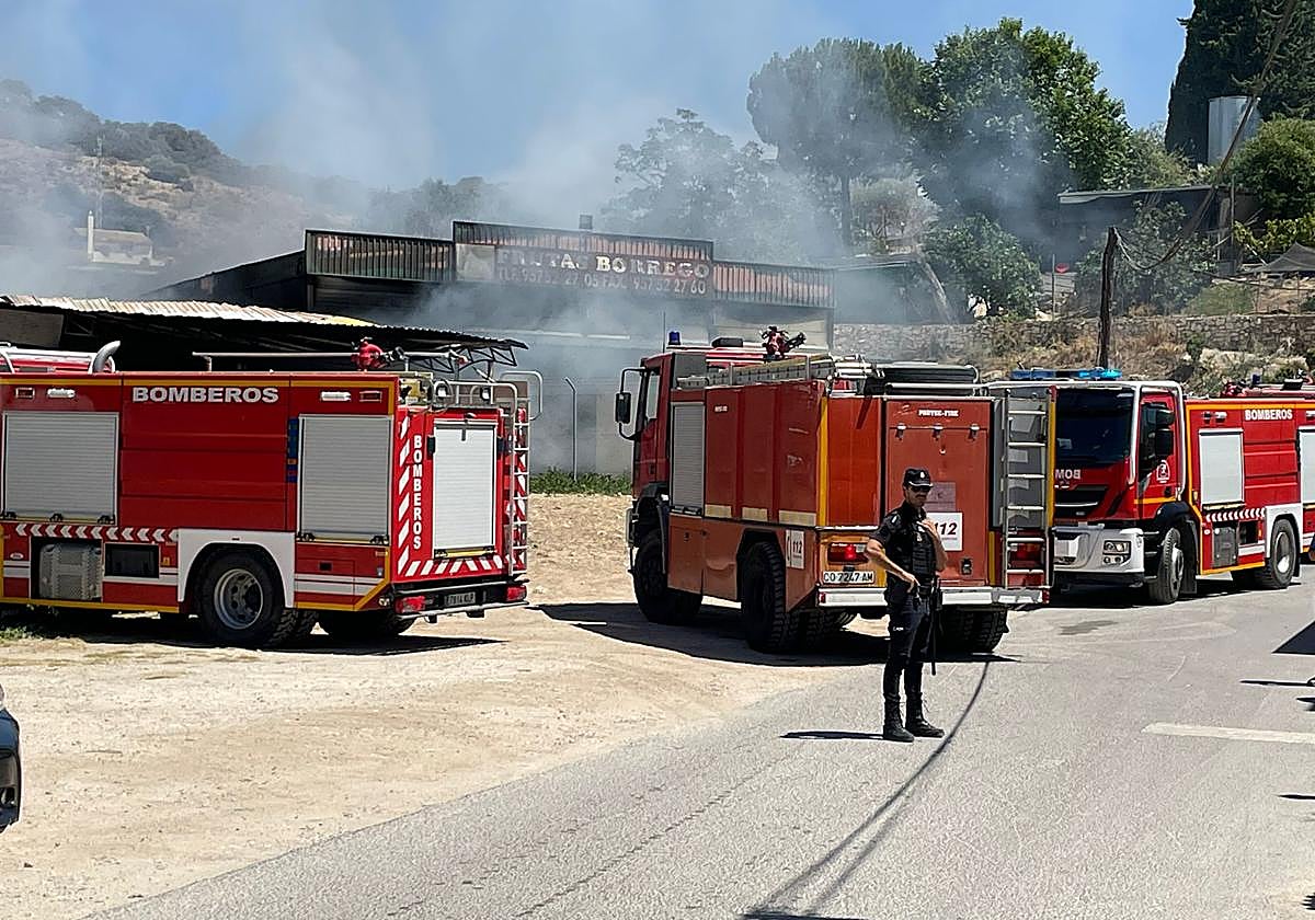 Camiones de bomberos y policía, ante la nave industrial que quedó calcinada por un fuego el 17 de agosto