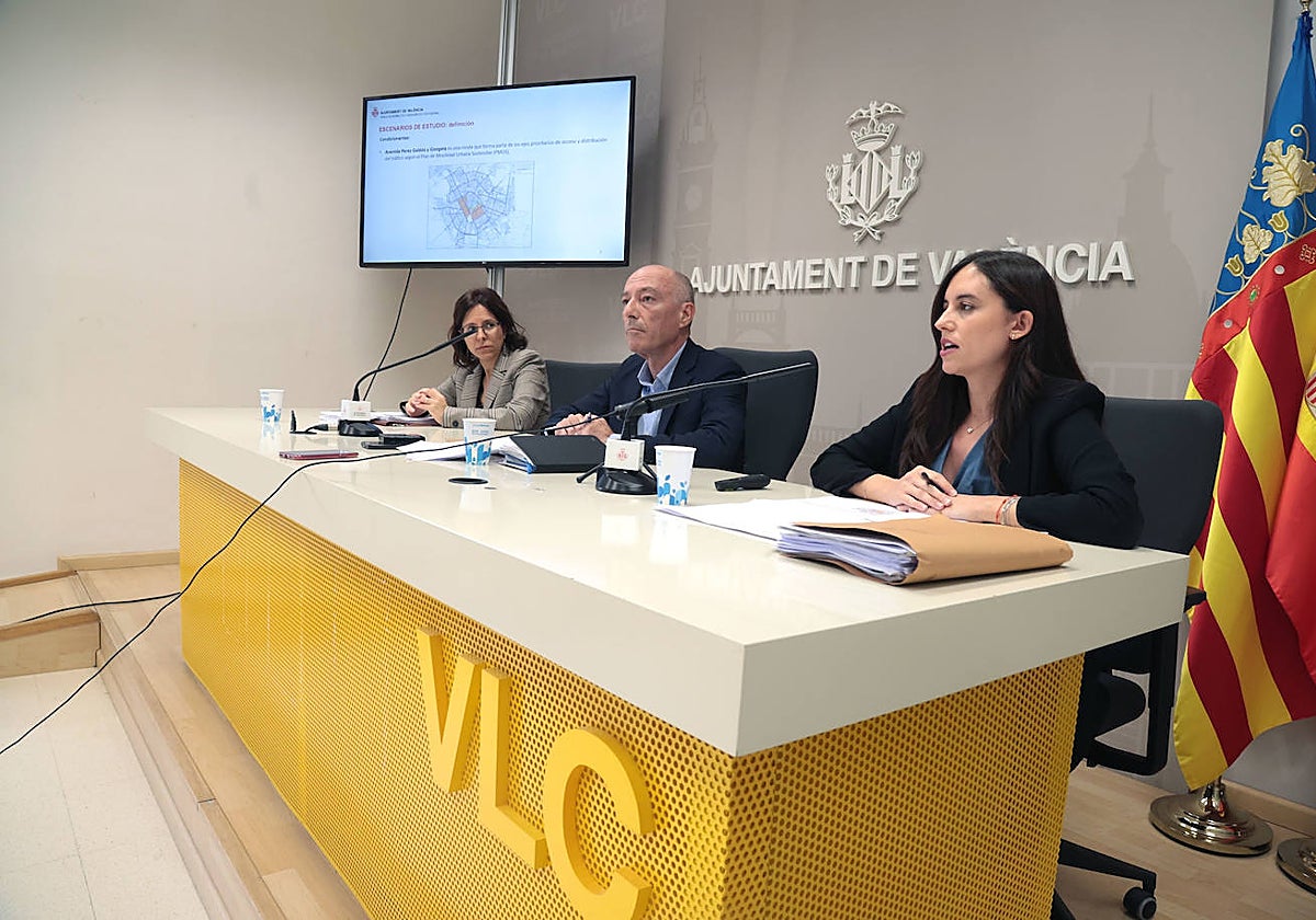 El concejal de Movilidad y Seguridad Ciudadana, Jesús Carbonell, flanqueado por Ruth López y Elena Ayllón