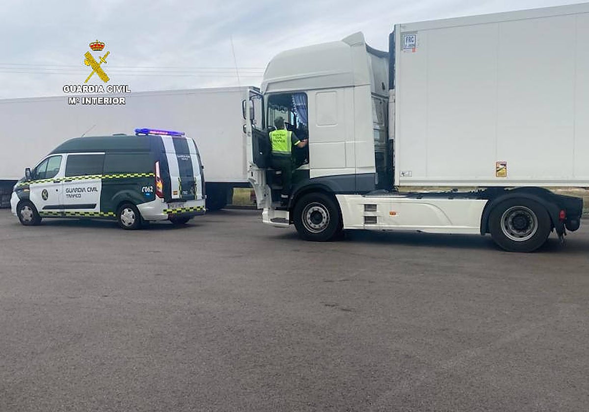 Imagen de un dispositivo de tráfico de la Guardia Civil