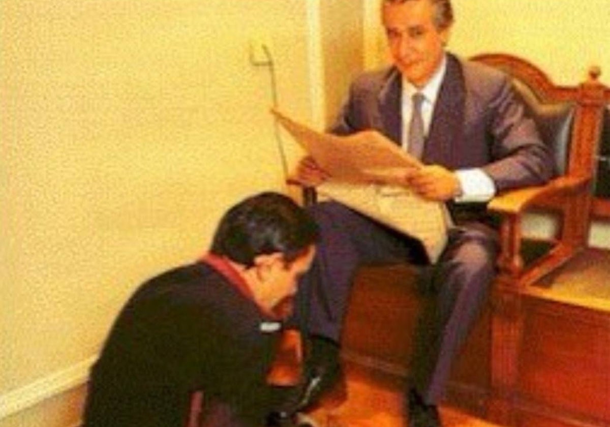 Foto que publicó 'Interviú' en 1994 en la que Arenas recibe el servicio de un limpiabotas