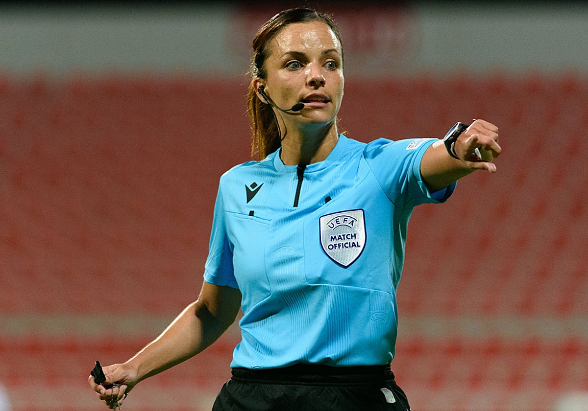 La árbitra Marta Huerta de Aza durante un partido como internacional