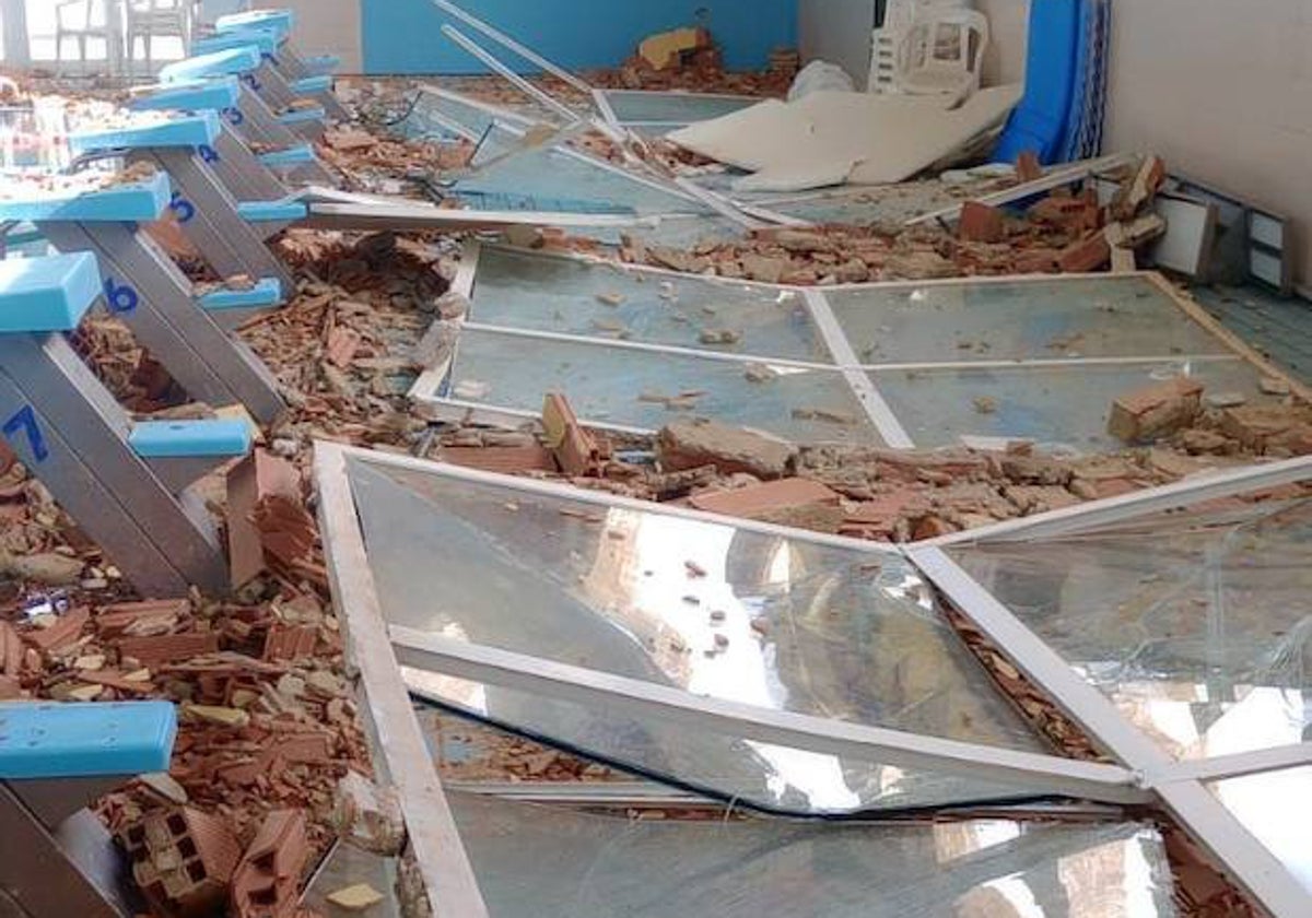 Imagen de los desperfectos ocasionados por el viento en la piscina cubierta de Benimàmet (Valencia)