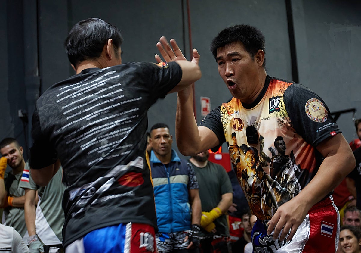Somrak Kamsing y Karuhat SorSupawan, durante el seminario de muay thai