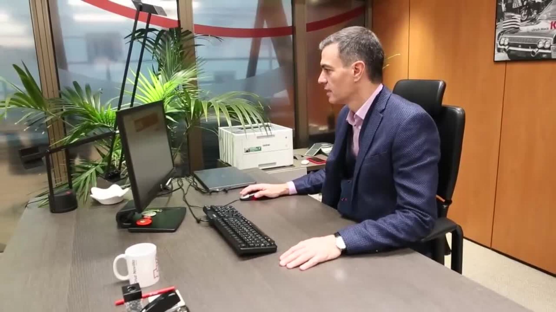 Sánchez vota en la consulta del PSOE sobre los pactos de investidura y anima a participar