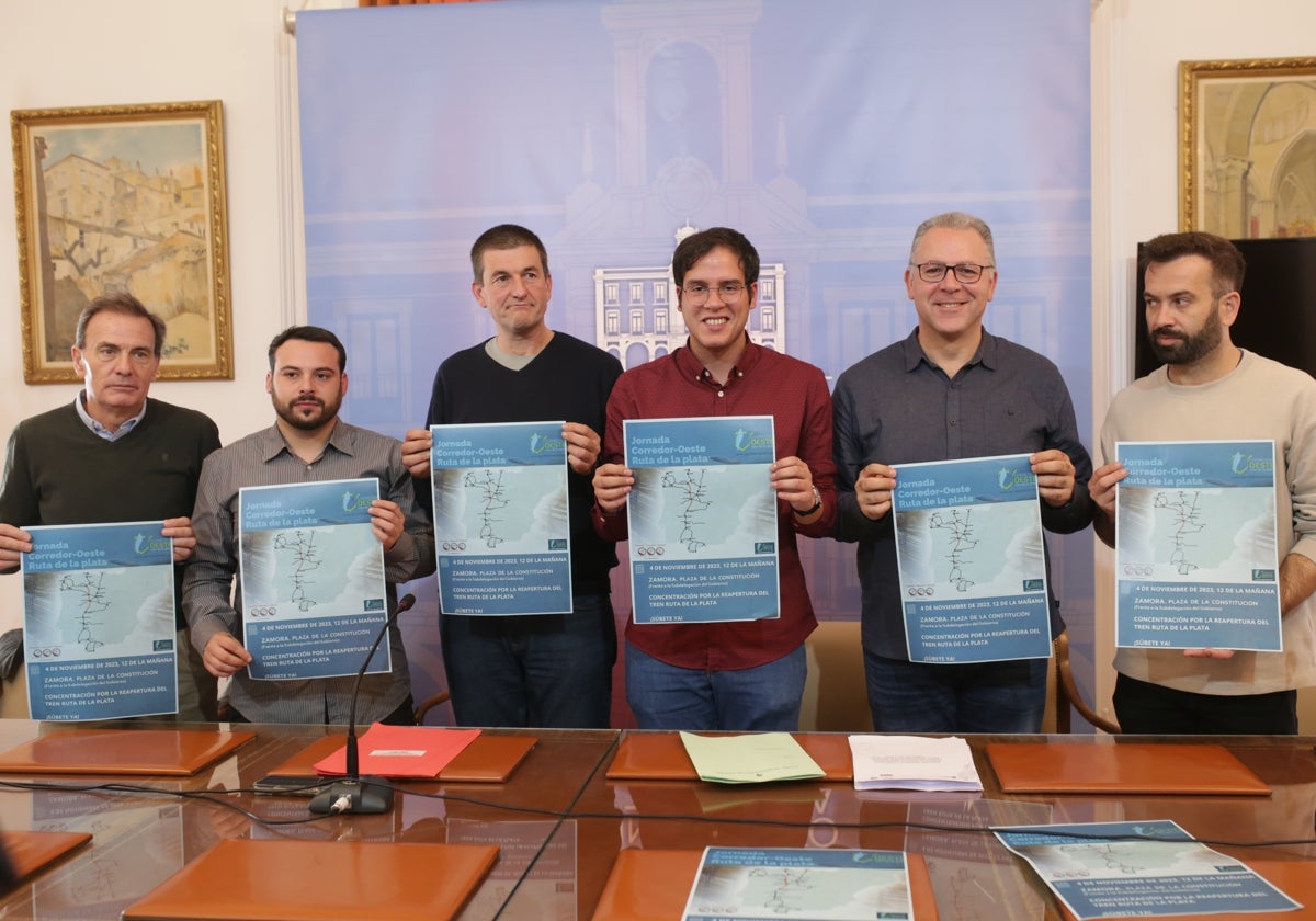 Todos los grupos con representación en el Ayuntamiento de Zamora manifestaron ayer su apoyo a la manifestación en defensa del corredor