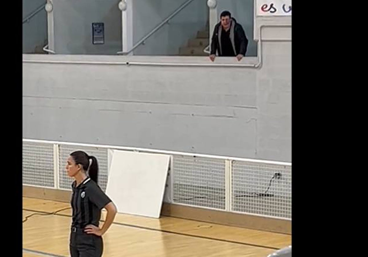 La árbitra Paula Lema, increpada por un aficionado durante un partido de Liga Femenina