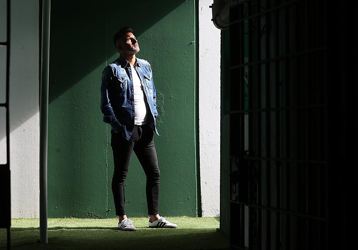 El entrenador del Córdoba, Iván Ania, mira al cielo desde la salida del vestuario