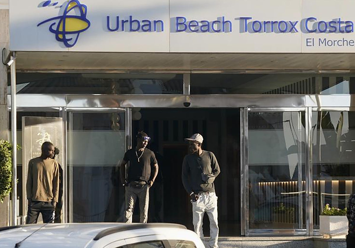 Inmigrantes procedentes de Canarias en un hotel de Torrox