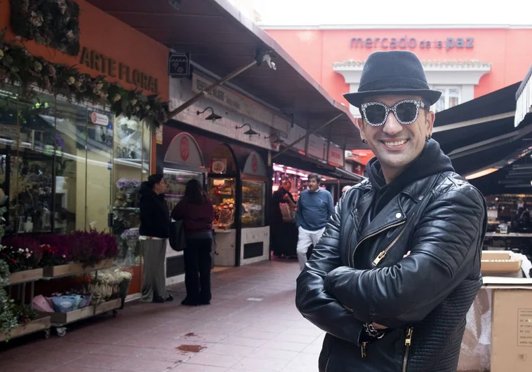 El actor a la entrada del mercado de La Paz, en el barrio de Salamanca