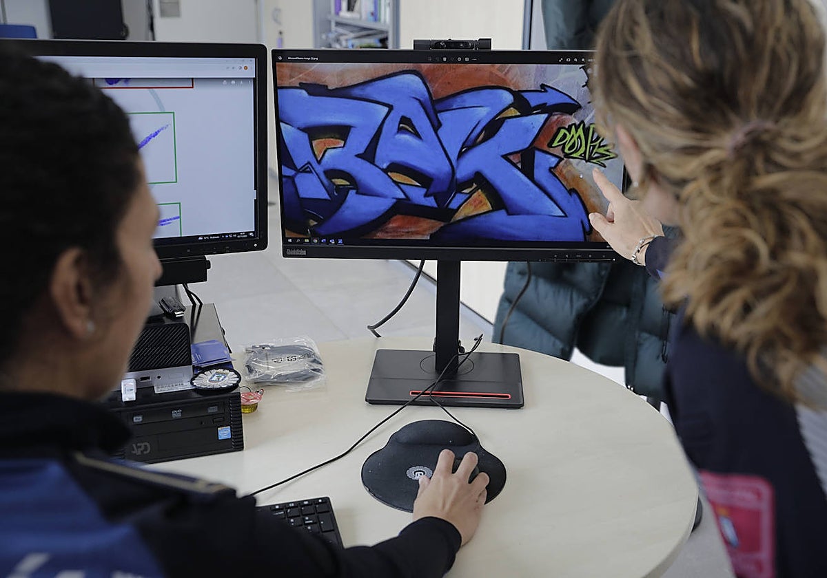 Dos agentes del SEPROPUR trabajan en la identificación de grafitis y sus autores