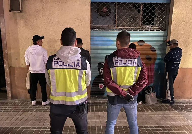 Imagen del dispositivo realizado en el barrio de Orriols por la Policía Nacional