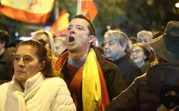 Imagen principal - Algunas imágenes de la protesta en las inmediaciones de la sede del PSOE