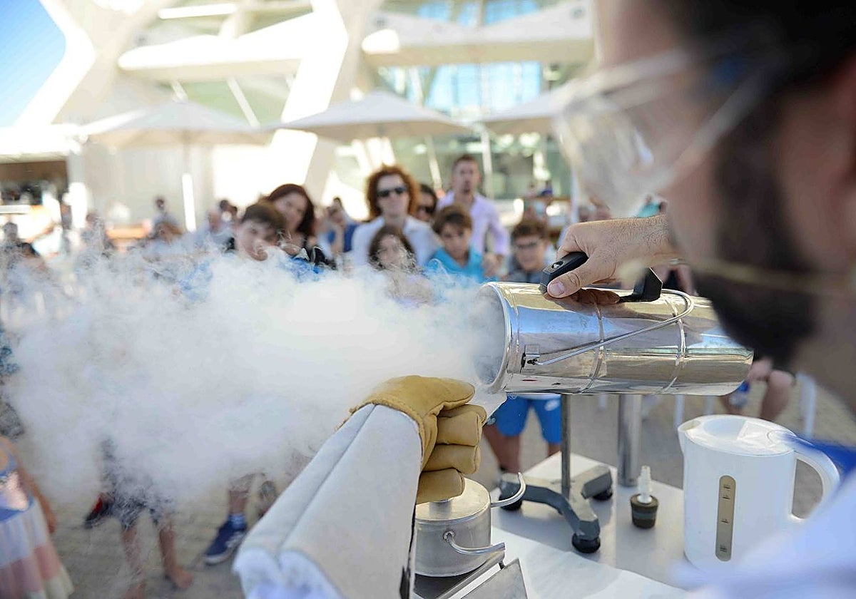 Imagen de un experimento con nitrógeno líquido en la 'Semana de la Ciencia'