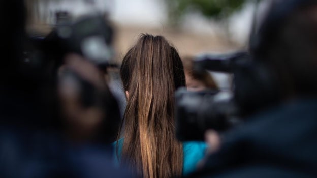 Esta chica, obviamente fotografiada de espaldas al ser menor, presenció la brutal paliza