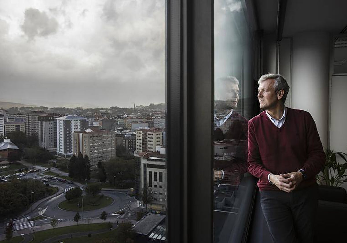 El presidente gallego, Alfonso Rueda, retratado este sábado en la sede de la delegación de la Xunta en Pontevedra