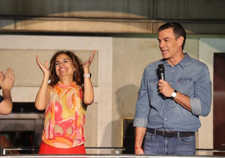 Pedro Sánchez y María Jesús Montero la noche electoral del 23 de julio de 2023