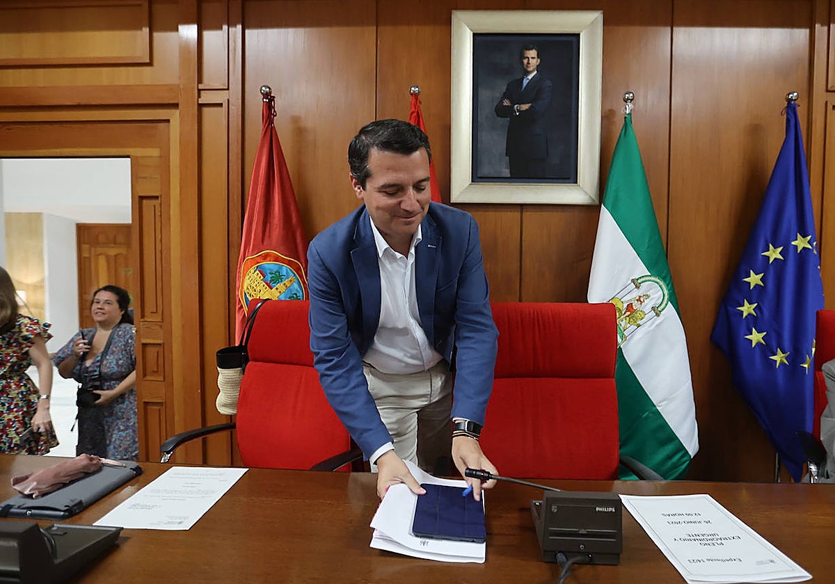 El alcalde de Córdoba, José María Bellido, durante un Pleno municipal