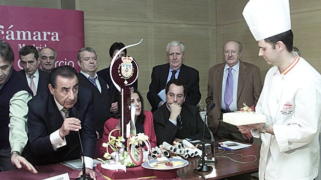 El pastelero premiado, con su creación, junto a organizadores y jueces