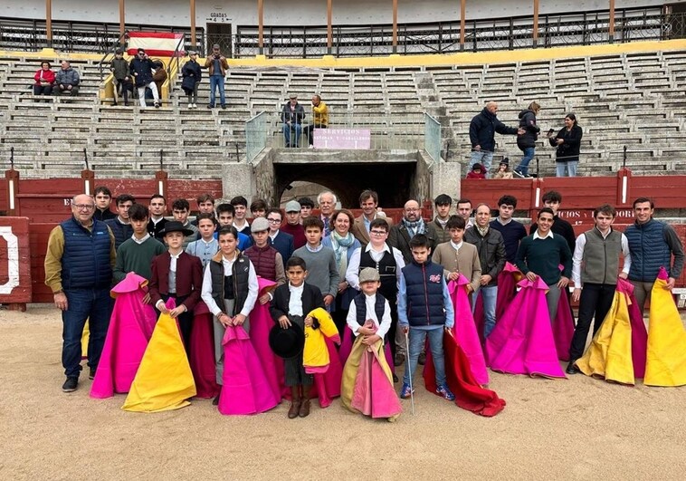 Los alumnos de la Escuela Taurina Domingo Ortega junto a la presidenta de la Diputación Provincial, Concha Cedillo;  el presidente de la comunidad de propietarios, Eduardo Martín-Peñato;  o el director del colegio, Eugenio de Mora, en la plaza de toros de Toledo