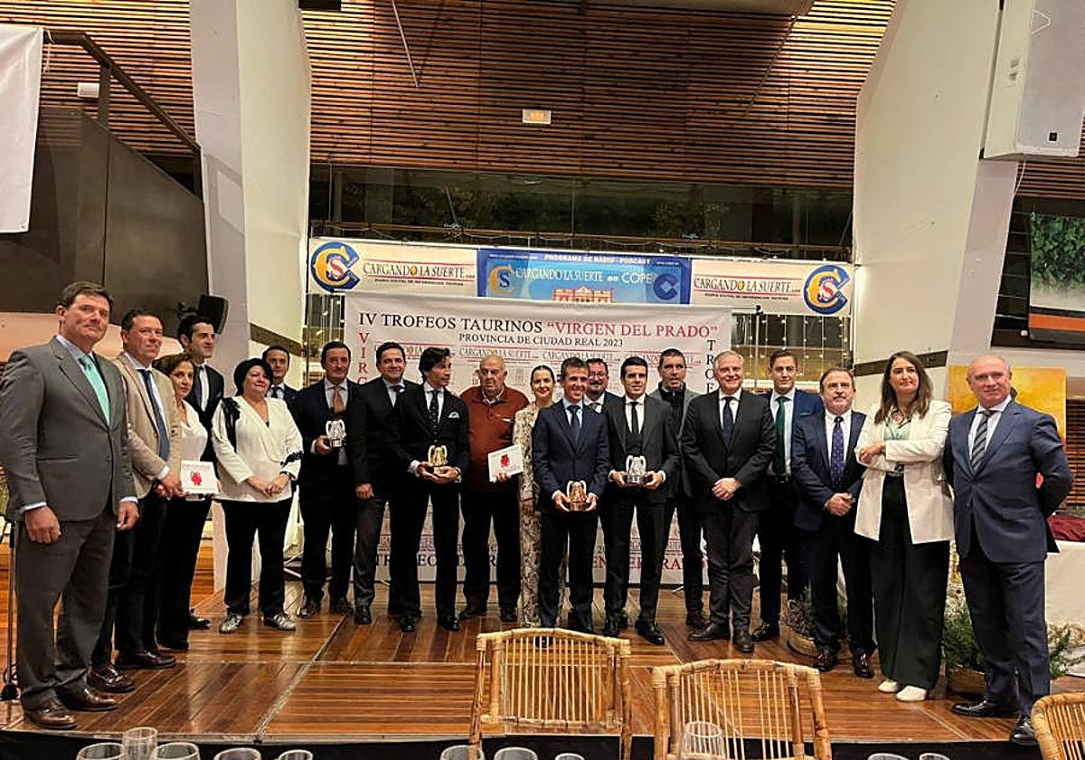 Foto de familia de los premiados