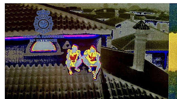 Imagen con infrarrojos de los detenidos encaramados al tejado de la casa