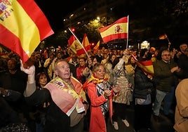 Fotos: la nutrida protesta junto a la sede del PSOE de Córdoba por la amnistía