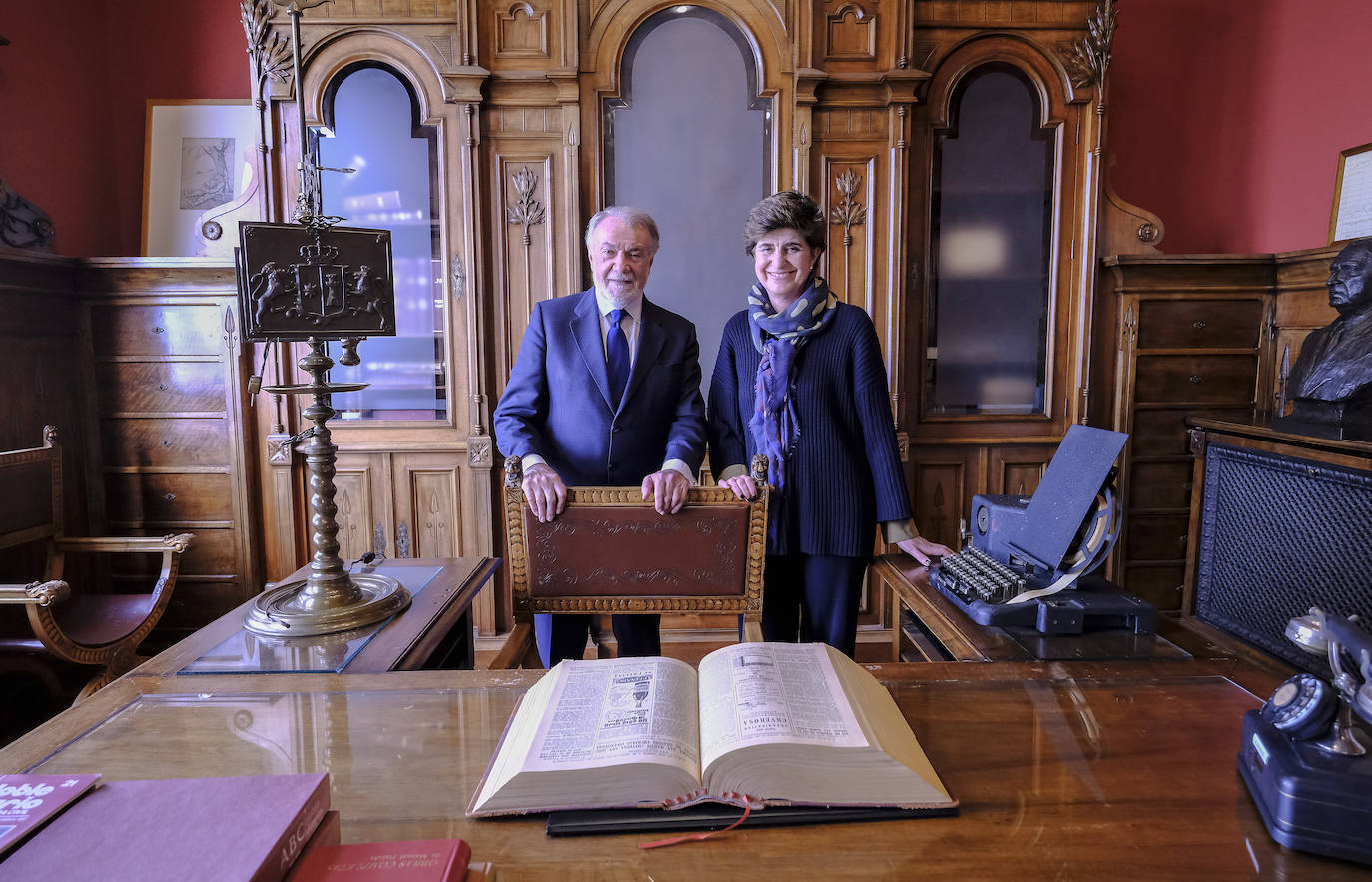 Mayor Oreja y María San Gil posan para ABC en una entrevista en 2022