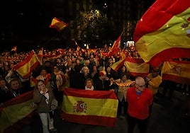 Centenares de personas protestan ante la sede del PSOE en Córdoba contra la amnistía de Sánchez