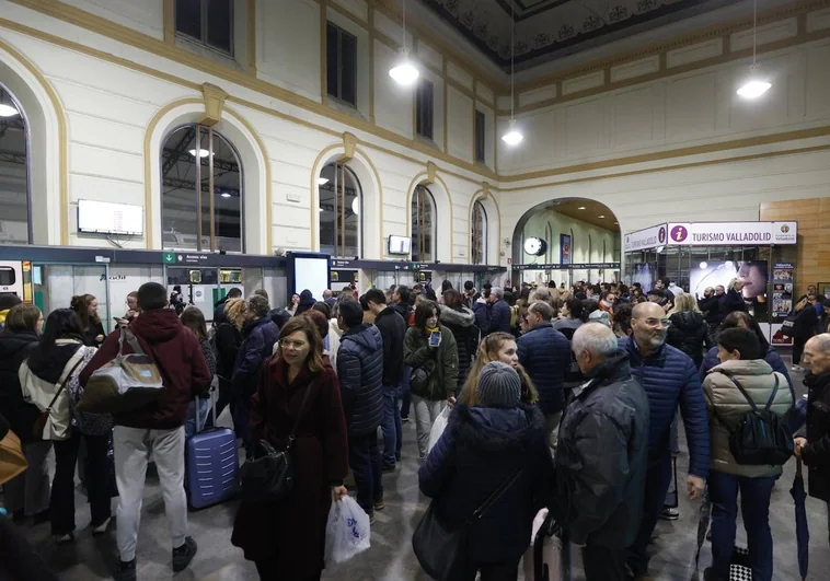 Viajeros sin tren en la estación de Campo Grande de Valladolid