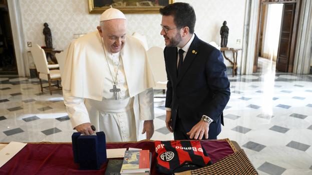 Aragonès le entrega varios regalos al Papa