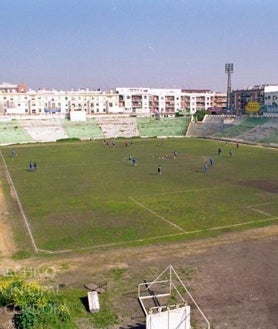 Imagen secundaria 2 - Arriba, el estadio El Arcángel en noviembre de 1993, unos días después de su inauguración. Abajo, lleno con el Real Madrid en 2015 en su estado actual. Al lado, el viejo Arcángel, donde ahora se levanta un centro comercial, en los años ochenta