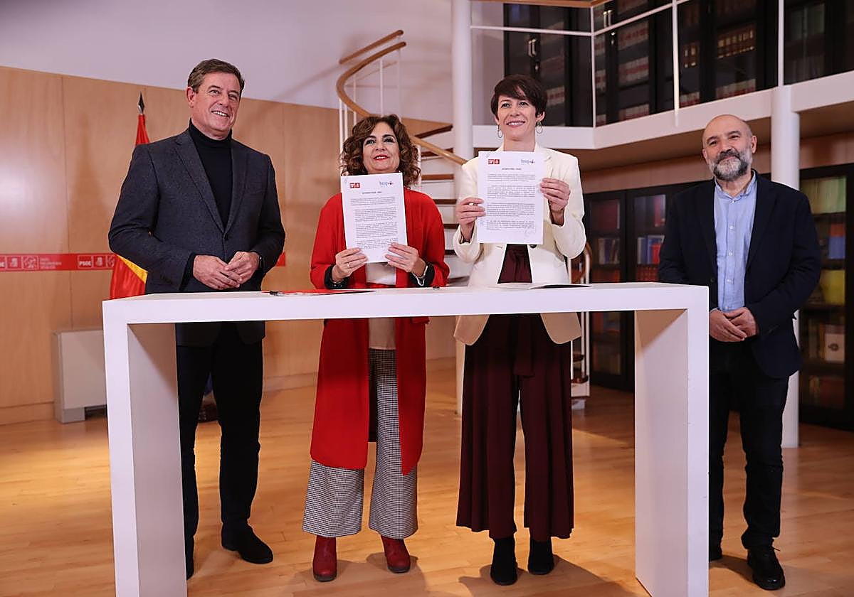 María Jesús Montero, ministra de Hacienda en funciones, y Ana Pontón, secretaria general del BNG, durante la firma