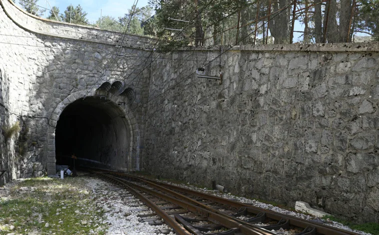 Imagen principal - Los túneles y estaciones -Navcerrada, abajo izquierda- formarán parte de esta reforma integral de una línea de tren de montaña que cumple 100 años