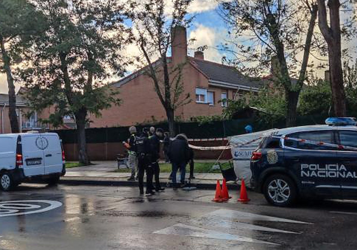 Los investigadores de la Policía Nacional, en el lugar del crimen