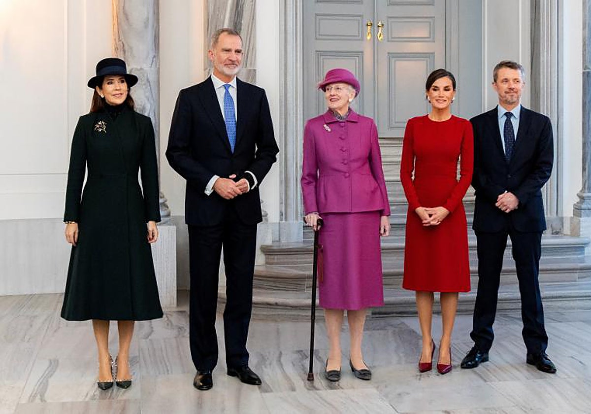 Los Reyes, junto a la Reina Margarita, en el centro; el Príncipe Frederick y la Princesa Mary, en el Palacio de Amalienborg