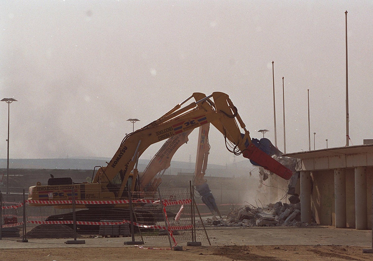 Una máquina, en la demolición del estadio El Arcángel
