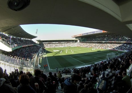 Imagen secundaria 1 - Arriba, el estadio El Arcángel en noviembre de 1993, unos días después de su inauguración. Abajo, lleno con el Real Madrid en 2015 en su estado actual. Al lado, el viejo Arcángel, donde ahora se levanta un centro comercial, en los años ochenta