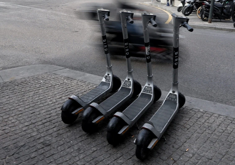 Varios patinetes eléctricos en una imagen de archivo