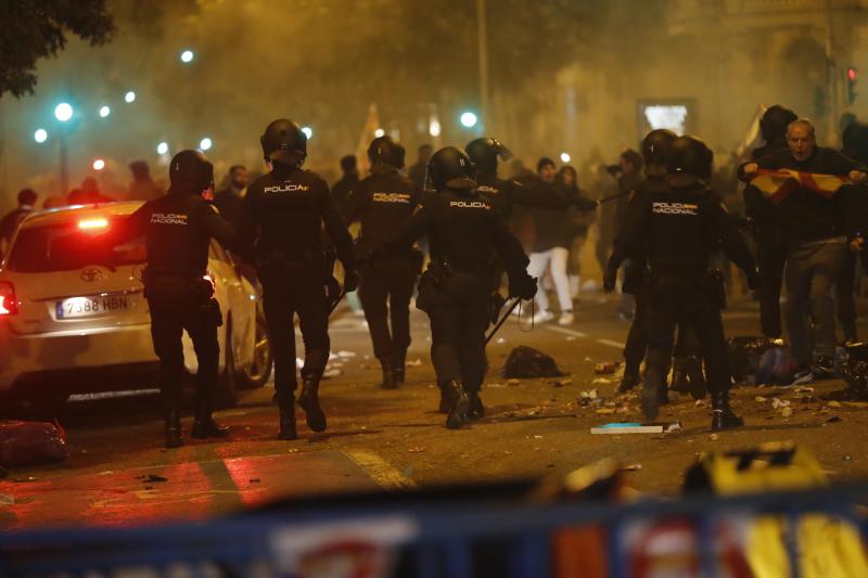 Agentes de la Policía Nacional intervienen durante la concentración de este lunes frente a la sede del PSOE en la calle Ferraz, en Madrid