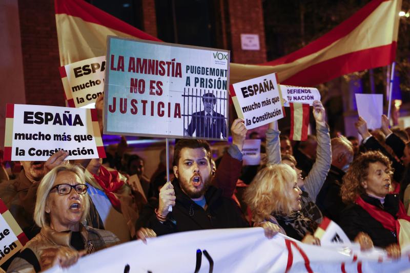 Protestas frente a la sede del PSC en Barcelona contra los la amnistía