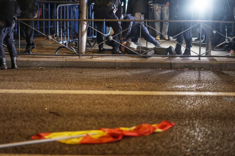 La Policía reduce a un hombre durante una concentración en contra de la amnistía, frente a la sede del PSOE en la calle Ferraz, en Madrid