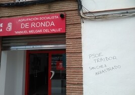 Pintadas de «traidor» y «arrastrado» contra Pedro Sánchez en las sedes del PSOE de Málaga