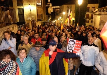 Cientos de personas rodean las sedes del PSOE contra la amnistía en varias ciudades de Castilla y León