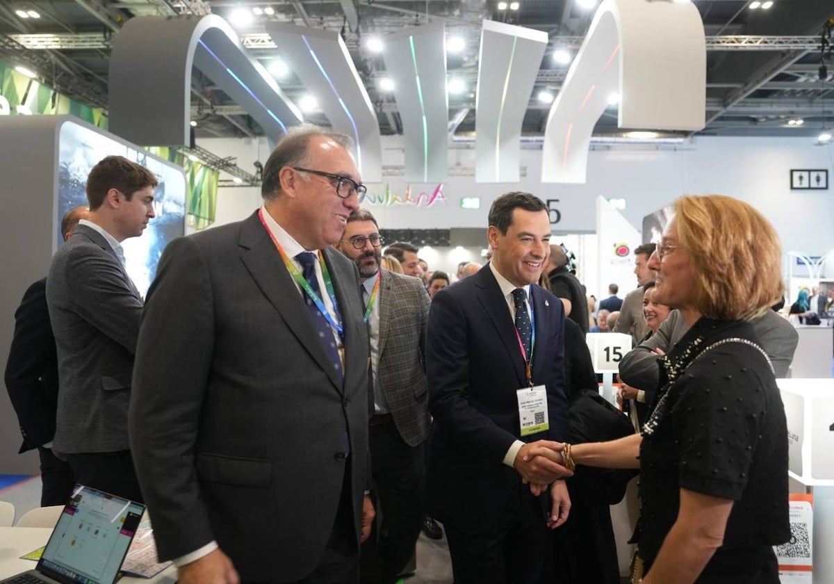 El presidente andaluz, Juanma Moreno, en la feria de turismo de Londres