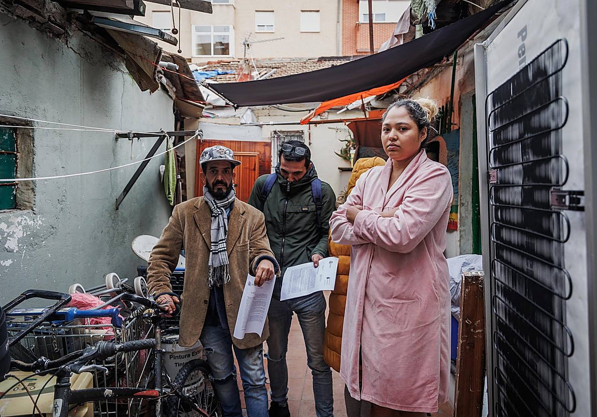 Cuatro de los residentes en la corrala de Tetuán, con sus denuncias, ayer por la mañana