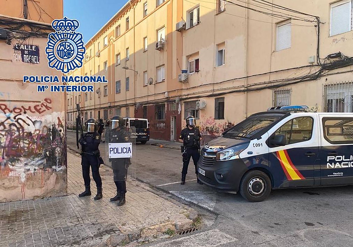 Imagen de la operación de la Policía Nacional en las Casitas Rosas de Valencia